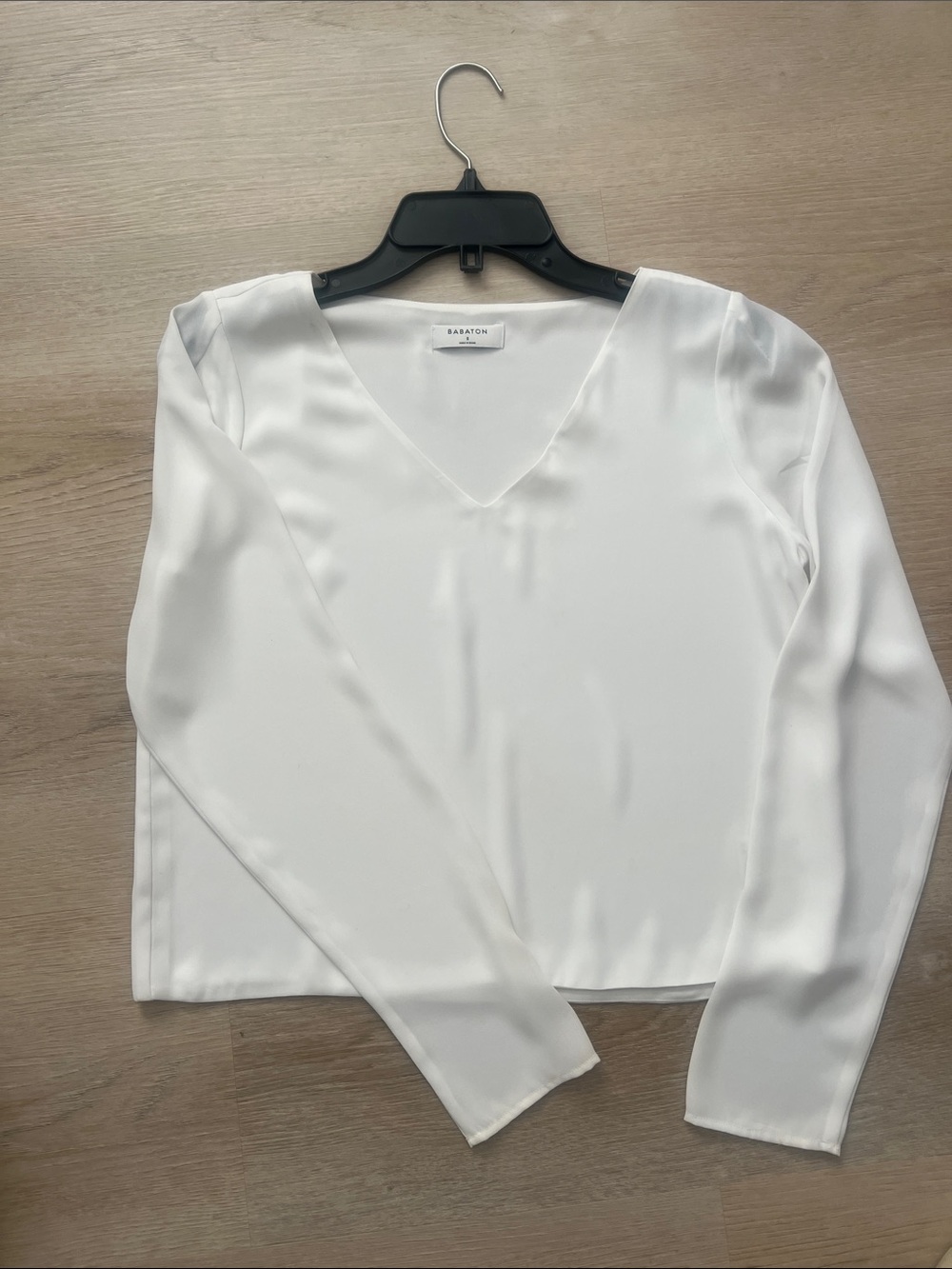 BABATON - ARITZIA white V-Neck Long Sleeve POLYESTER blouse.